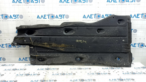 Protecția inferioară dreaptă a caroseriei la Audi A3 8V 15-20 4d, 5d este ruptă.