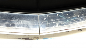 Решетка радиатора grill Mazda CX-9 16-19 без эмблемы, с подиумом, треснута, после ремонта, сломаны крепления