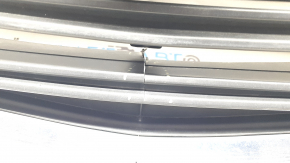 Решетка радиатора grill Mazda CX-9 16-19 без эмблемы, с подиумом, треснута, после ремонта, сломаны крепления