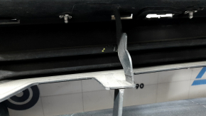 Решетка радиатора grill Mazda CX-9 16-19 без эмблемы, с подиумом, треснута, после ремонта, сломаны крепления