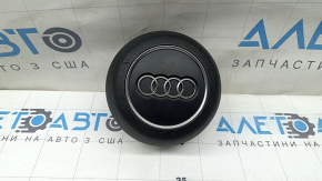 Airbag-ul de pe volanul modelului Audi A4 B9 17-25 este negru, cu crestături în crom și zgârieturi.