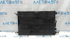 Condensatorul radiatorului de aer condiționat Audi A3 8V 15-20 1.4T, 1.8T, 2.0T are faguri de miere rupți