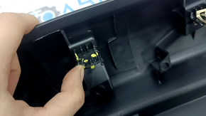 Накладка проема багажника Jeep Cherokee KL 19-23 черная, царапины, надломаны крепления, сломано крепление