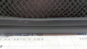 Накладка пассажирского сидения задняя Audi A4 B9 17-25 черная, потерта, царапины, сломано крепление