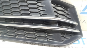 Решетка переднего бампера правая Audi A4 B9 17-17 s-line, без радара, светлый хром, песок