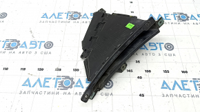 Canalul de ventilație al aripii stânga față la un BMW 5 G30 17-23 are elementele de fixare rupte.