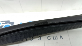 Garnitura ușii stânga față la un BMW 5 G30 17-23 este uzată.