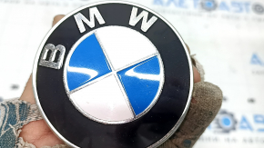 Эмблема значок капота BMW 5 G30 17-23 полез лак, расклеилась