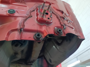 Задняя панель Toyota Camry v40 на кузове, красная, ржавая, обломана шпилька