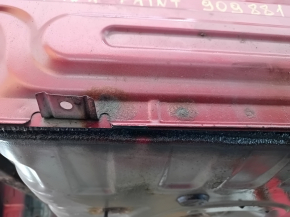 Задняя панель Toyota Camry v40 на кузове, красная, ржавая, обломана шпилька