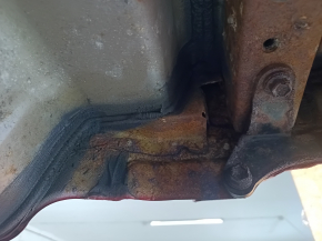 Задняя панель Toyota Camry v40 на кузове, красная, ржавая, обломана шпилька