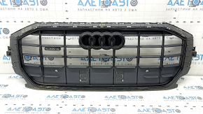 Grilă radiator gri Audi Q8 19-23 cu crom, fără radar, cu ornamente, crăpături în elementele de fixare, element de fixare rupt, nisip