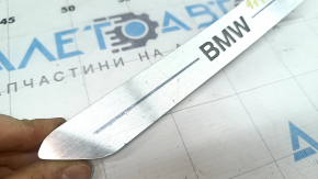 Вставка накладки порога задняя левая BMW X5 G05 19-23 хром BMW, с подсветкой, царапины, побелело крепление