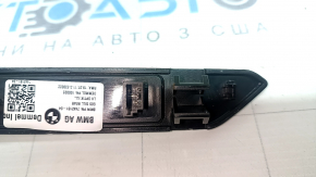 Вставка накладки порога задняя левая BMW X5 G05 19-23 хром BMW, с подсветкой, царапины, побелело крепление