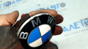 Эмблема значок капота BMW X5 G05 19-26 песок, полезло покрытие