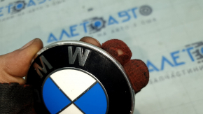 Эмблема значок капота BMW X5 G05 19-26 песок, полезло покрытие