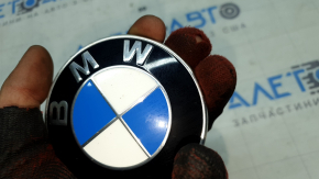 Эмблема значок капота BMW X5 G05 19-26 песок, полезло покрытие