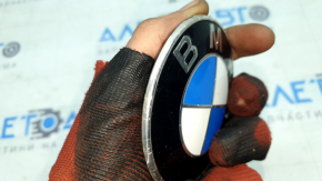 Эмблема значок капота BMW X5 G05 19-26 песок, полезло покрытие