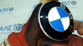 Эмблема значок капота BMW X5 G05 19-26 песок, полезло покрытие