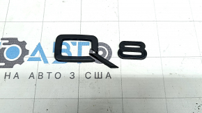 Emblema Q8 de pe hayonul modelului Audi Q8 19-26 este cromată.
