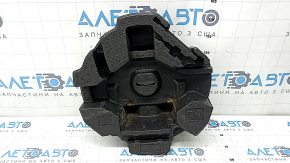Spuma de sub sculele Subaru Forester 19-24 SK este zdrobită și crăpată.