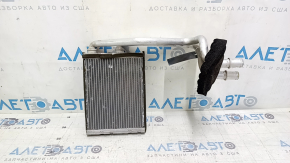 Miezul încălzitorului unui Nissan Rogue 14-20 are faguri de miere îndoiți.