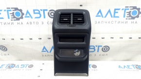 Ornamentul consolei centrale cu deflector pentru un VW Tiguan 20-24 este negru, uzat și are zgârieturi.