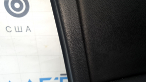 Обшивка двери карточка передняя левая VW Tiguan 22-24 черная, подлокотник кожа черная белая строчка, вставка кожа черная, серый молдинг, с ручкой, с пищалкой, потерта, царапины