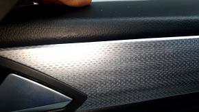 Panou ușă dreapta față negru pentru VW Tiguan 22-24, cotieră din piele neagră cu cusături albe, inserție din piele neagră, ornament gri, cu scârțâitor și mâner