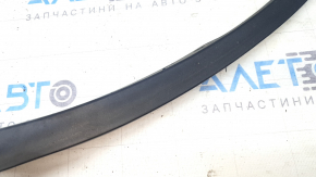 Уплотнитель арки крыла задний правый Toyota Rav4 19-24 структура, затёрт, надломано крепление