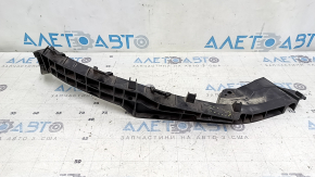 Suportul barei de protecție față dreapta de sub farul unui Honda Accord 18-20 este defect.