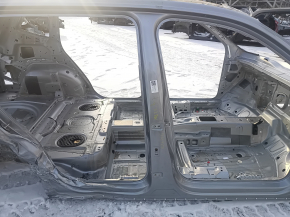 Montantul central dreapta al caroseriei unui VW Tiguan 18-24 este îndoit pe caroserie.