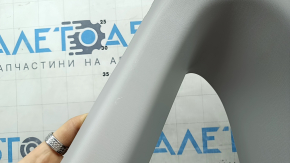 Накладка задней стойки верхняя правая Toyota Rav4 19-24 серая, царапины, побелел пластик, под чистку