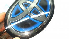 Эмблема переднего бампера Toyota Rav4 19-24 hybrid под радар, царапины