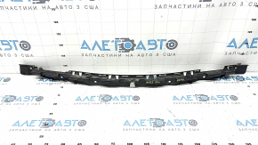 Suportul central al barei spate pentru un Ford Fusion mk5 19-20 este rupt și îndoit.