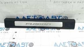 Накладка порога передняя правая Ford Fusion mk5 17-20 черная с хром вставкой, царапины