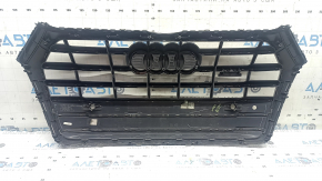 Решетка радиатора grill Audi Q5 80A 18-20 в сборе, с эмблемами, хром, под парктроники, песок, не заводское отверстие