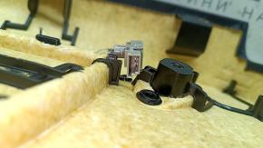 Ansamblu panou ușă spate stânga pentru BMW Seria 3 F30 12-18, negru, cotieră și inserție, piele neagră, cusături roșii, garnitură cromată, ornamente din lemn închis la culoare, cu iluminare din spate, cu mâner, rupturi, lovituri, zgârieturi