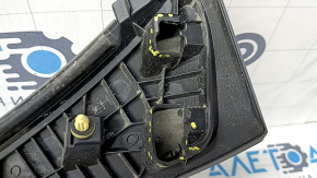 Накладка двери багажника Subaru Forester 25-26 надломана , трещины, царапины, сломаны крепления, отсутствует фрагмент