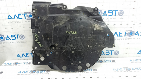 Apărătoarea stângă a rezervorului de combustibil la un Subaru Forester 25-26 este îndoită și ruptă.