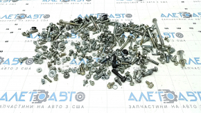 Set incomplet de componente pentru compartimentul motor al unui Subaru Forester 25-26