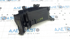 Carcasa cutiei de siguranțe din secțiunea centrală de sub capotă a unui Subaru Forester 25-26 este crăpată.