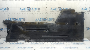 Protecția inferioară dreapta pentru BMW 3 F30 4d 12-18 este uzată, ruptă și îndoită.