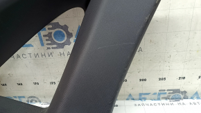 Накладка задней стойки левая Ford Escape MK4 23-26 черная, царапина, затерта
