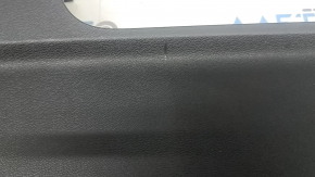 Обшивка двери багажника нижняя Volvo XC60 18-26 черная, с накладкой, царапины, потерта