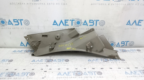 Накладка задней стойки нижняя левая Ford Focus mk3 11-18 серая, царапины, побелел пластик