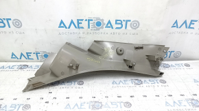Накладка задней стойки нижняя правая Ford Focus mk3 11-18 серая, царапины, побелел пластик
