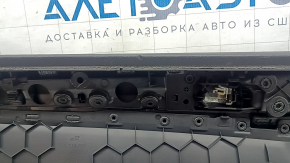 Обшивка двери карточка передняя правая VW Tiguan 18-20 черная, с пищалкой, подлокотник ткань черная, вставка ткань, вставка хром черная, с ручкой, царапины, полезло покрытие ручки, под чистку, вмятина