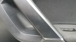 Обшивка двери карточка передняя правая VW Tiguan 18-20 черная, с пищалкой, подлокотник ткань черная, вставка ткань, вставка хром черная, с ручкой, царапины, полезло покрытие ручки, под чистку, вмятина