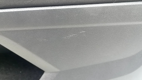 Обшивка двери карточка передняя правая VW Tiguan 18-20 черная, с пищалкой, подлокотник ткань черная, вставка ткань, вставка хром черная, с ручкой, царапины, полезло покрытие ручки, под чистку, вмятина